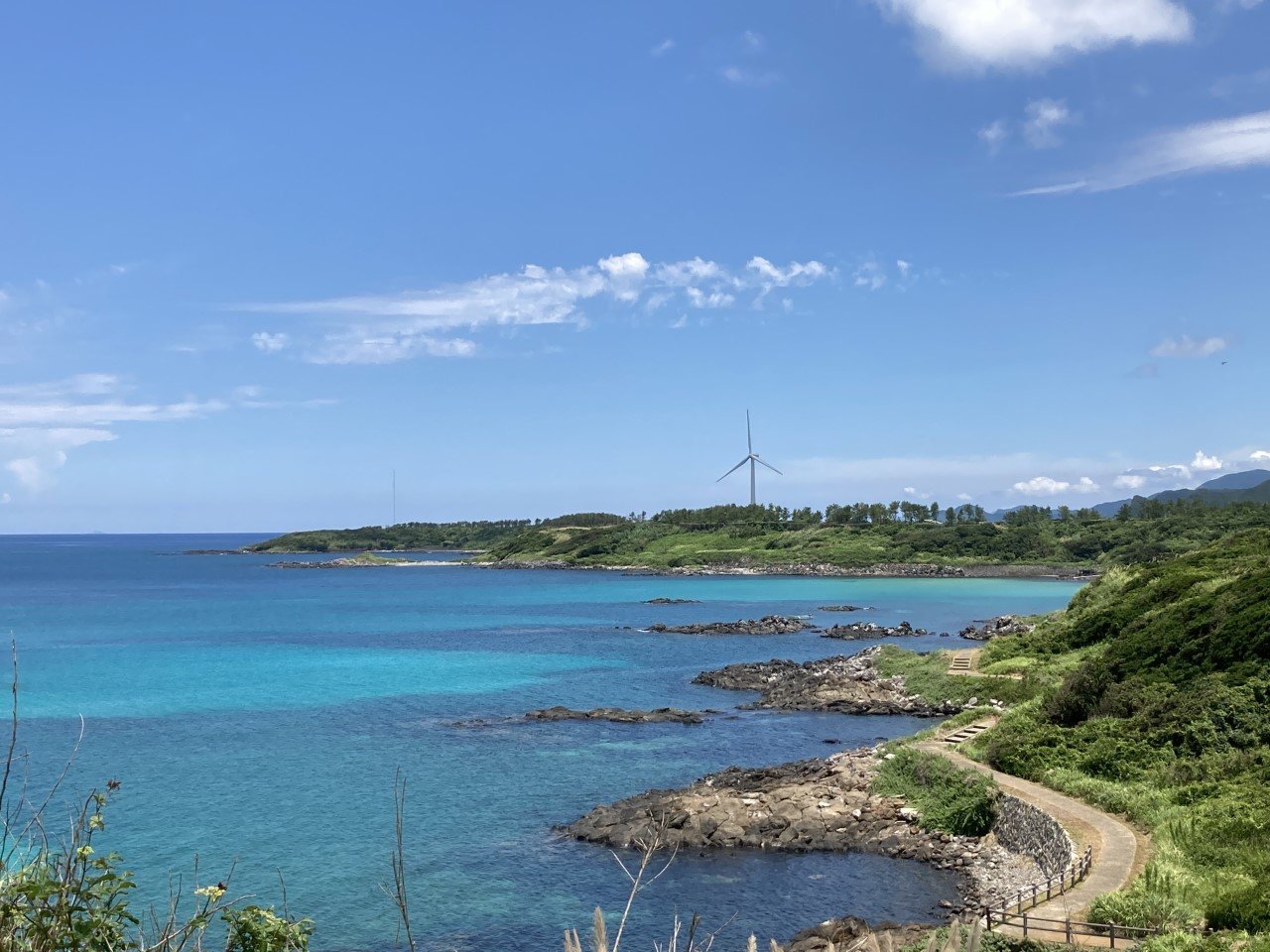 美しい海と風車_五島八朔鼻風力発電所（長崎県）