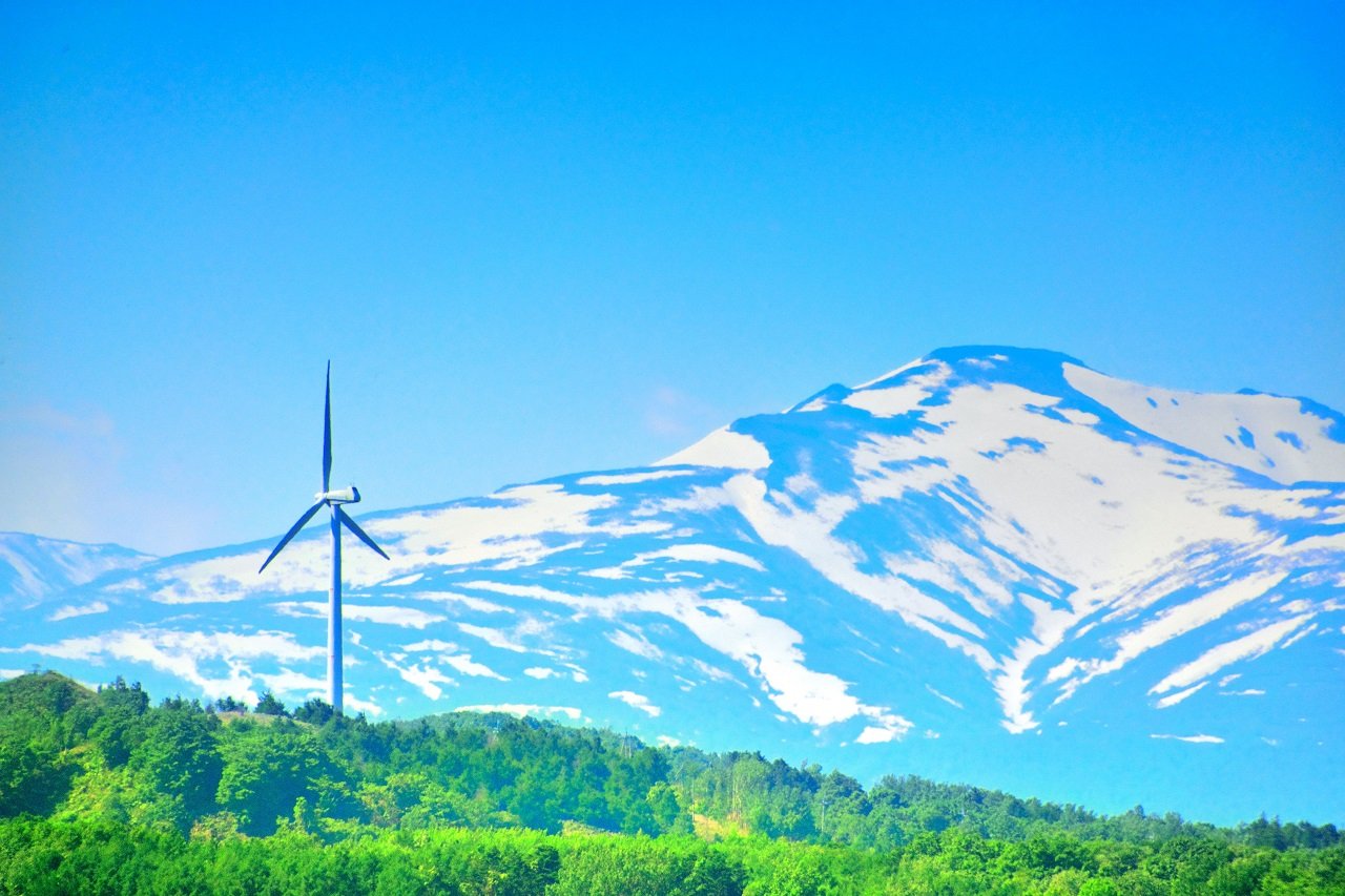 残雪の山と風車_礼受風力発電所（北海道）